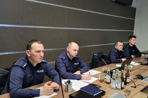 czterech umundurowanych policjantów siedzących podczas debaty