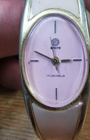 zegarek koloru różowego