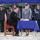 starosta krakowski składa podpis w księdze sztandaru