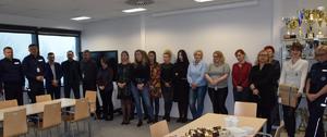 uczestnicy uroczystości z wydziału wpomagajacego KPP w Krakowie stojący przodem