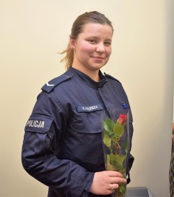 Policjantka umundurowana z różą w ręku