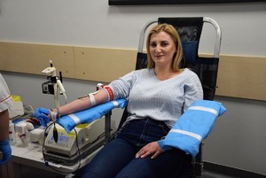 pracownik cywilny siedzący na fotelu podczas oddawania krwi