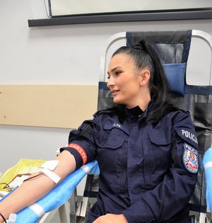 umundurowana policjantka podcvzas oddawania krwi
