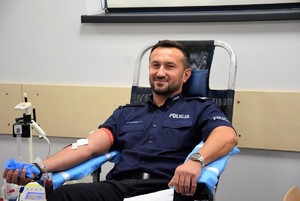 umundurowany policjant podczas oddawania krwi (2)