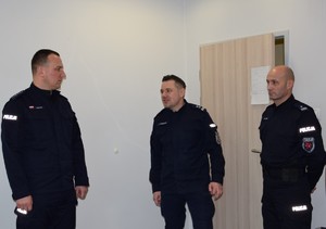 stojacy nowy zastępca KP Zielonki, komendant powiatowy i zastepca (2)