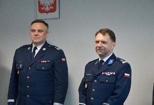 komendant wojewódzki Policji w Krakowie obok stojacy I zastępca komendanta powiatowego Policji w krakowie