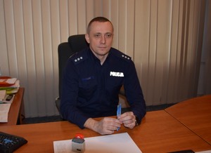siedzący przy biurku komendant KP w Skawinie
