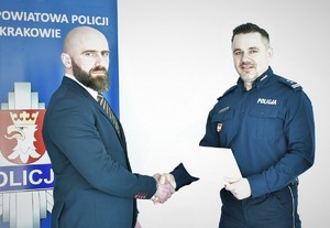 komendant powiatowowy Policji w Krakowie ściska dłoń z nowym zastepcą
