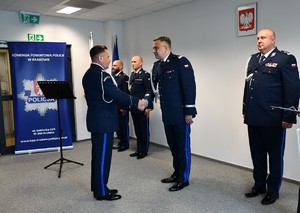 generał gratuluje komendantowi powiatowemu, obok generała zastępcy komendanta powiatrowego i zastępca generała