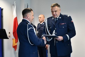 generał wręcza rozkaz personalny komendantowi powiatowemu i mu gratuluje podajac dłoń