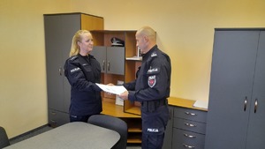 zastępca komendanta powiatowego gratuluje zastępcy komendanta komisariatu Policji w Skale w jej gabinecie
