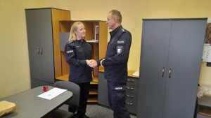 zastępca komendanta komisariatu Policji w Skale gratuluje swojemu zastępcy w jej gabinecie