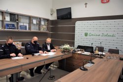 Komendant Powiatowy, Komendant komisariatu w Zielonkach oraz Wójt Gminy Zielonki podczas podpisywania dokumentacji dot. przekazywanego sprzętu