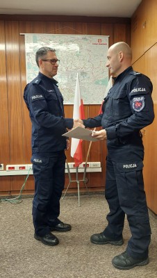 I zastępca komendanta powiatowego gratuluje nowemu zastępcy KP w Zabierzowie