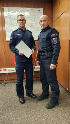 I zastępca komendanta powiatowego z nowym zastępcą KP w Zabierzowie stoją ustawieni przodem do zdjęcia