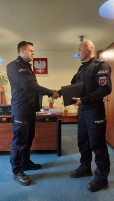 I zastępca komendanta powiatowego gratuluje nowemu kierownikowi z KP Krzeszowice z nowym zastępcą KP w Zabierzowie stoją ustawieni przodem do zdjęcia