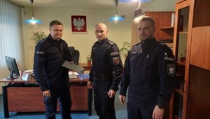 I zastępca komendanta powiatowego z nowym kierownikiem KP krzeszowice i komendantem KP Krzeszowice stoją ustawieni przodem do zdjęcia