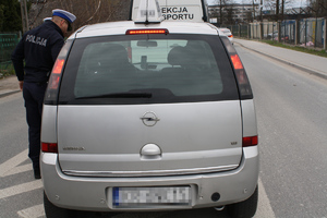 policjanci kontrolujący kierującego świadczącego odpłatne usługi przewozowe, przed kontrolowanym pojazdem stoi samochód ITD (2)