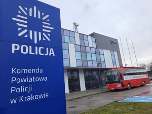 1.tablica z loko Policji i napisem komenda Powiatowa policji w Krakowie