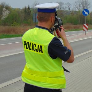 policjant kontrolujący fotoradarem