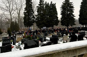 cmentarz oraz uczestnicy uroczystości pogrzebowych w tle (2)