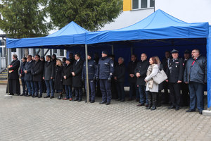 Zaproszeni goście oraz komendanci pod namiotem