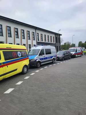zaparkowany ambulans i radiowóz