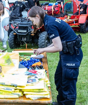 policjantka przy stoisku policyjnym na pikniku