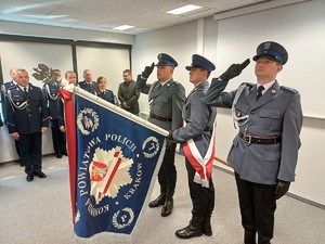 Funkjonariusze Komendy Powiatowej Policji w Krakowie, wraz ze sztandarem Komendy Powiatowej Policji w Krakowie (3)