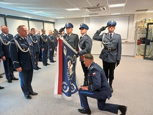 insp. Jacek Cholewa klękający przy sztandarze Komendy Powiatowej Policji w Krakowie (3)