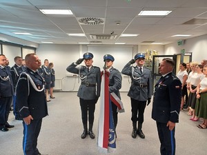 mł. insp. Jacek Rosół oraz insp. Jacek Cholewa przy sztandarze Komendy Powiatowej Policji w Krakowie (3)