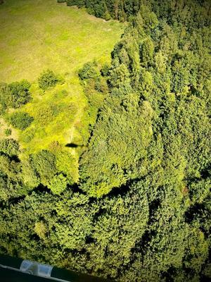 widok z lecącego policyjnego helikoptera