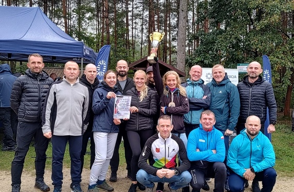 policjanci uczestniczący w biegu ustawieni do zdjecia grupowego w terenie