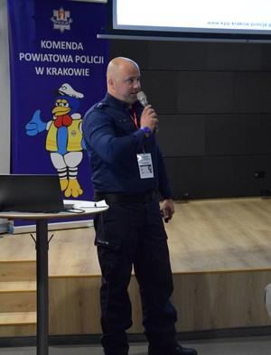 Policjant KPP Kraków biorący udział w Konferencji