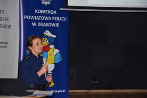 Policjantka na konferencji przeciwdziałania przemocy wobec dzieci