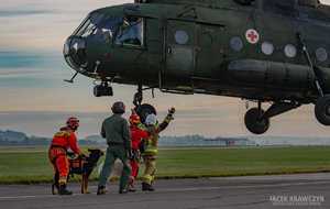 strażacy OSP z psem przy helikopterze