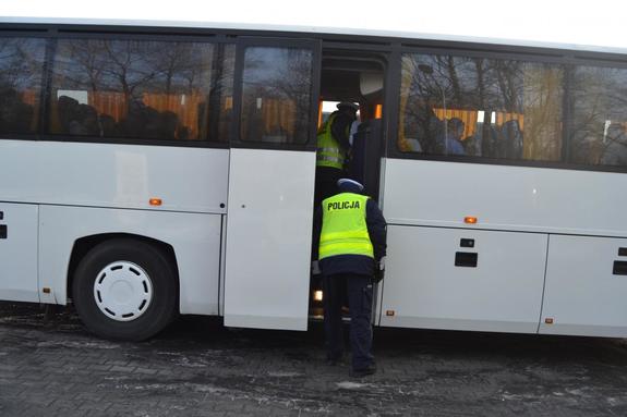 Policjanci ruchu drogowego wchodzący do autobusu