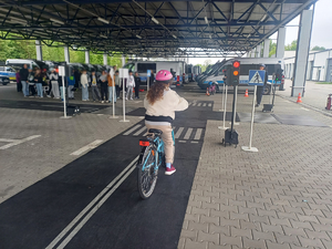 dziewczynka na rowerze podczas zdawania egzaminu na kartę rowerową