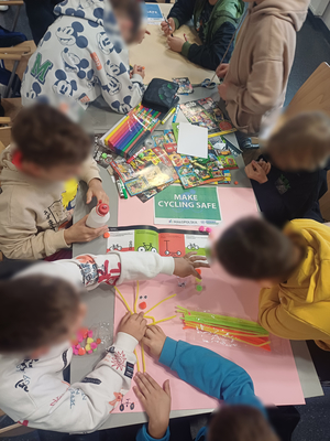 dzieci podczas wykonywania pracy plastycznej
