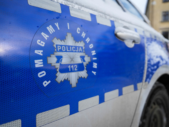 drzwi oznakowanego radiowozu z logo Policji