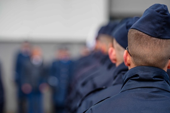 umundurowany policjant stojący tyłem