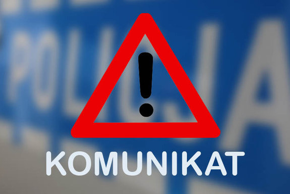 Czerwony trójkąt w środku wykrzynik z podpisem komunikat w tle napis policja