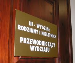 tabliczka na drzwiach z napisem Sąd Rodzinny i Nieletnich