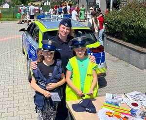 umundurowana policjantka z dwójką dzieci