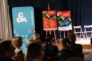 publiczność siedząca przed sceną