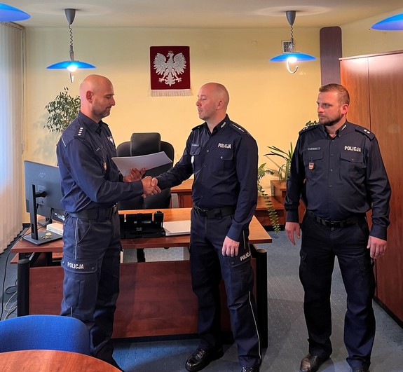 umundurowany policjant odbiera rozkaz personalny