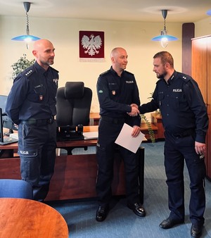 trzech umundurowanych policjantów