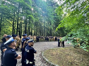 umundurowani policjanci i strażacy stojący podczas odprawy