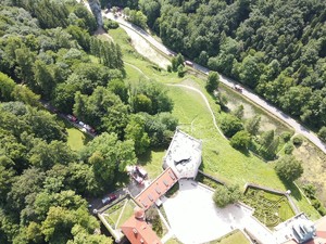 zamek w Pieskowej Skale widziany z lotu ptaka
