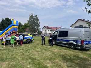 dwa oznakowane radiowowy i umundurowani policjanci